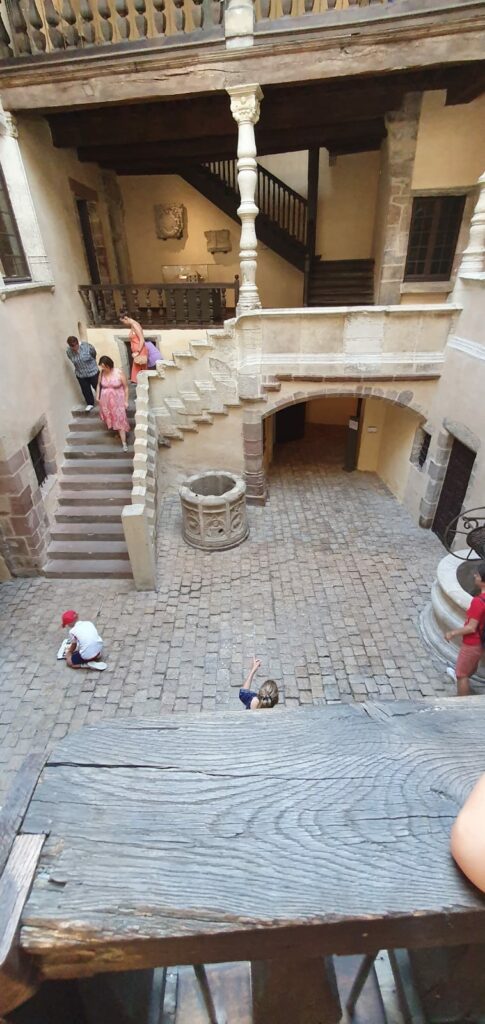 Cour intérieure du musée Fenaille